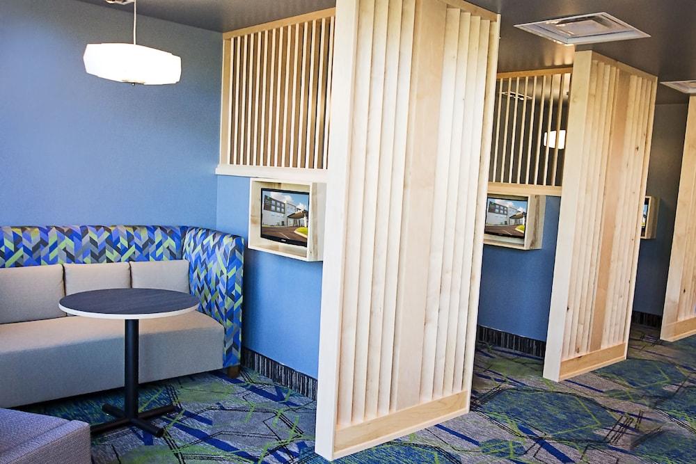 Holiday Inn Express & Suites Greenwood Mall By Ihg Экстерьер фото