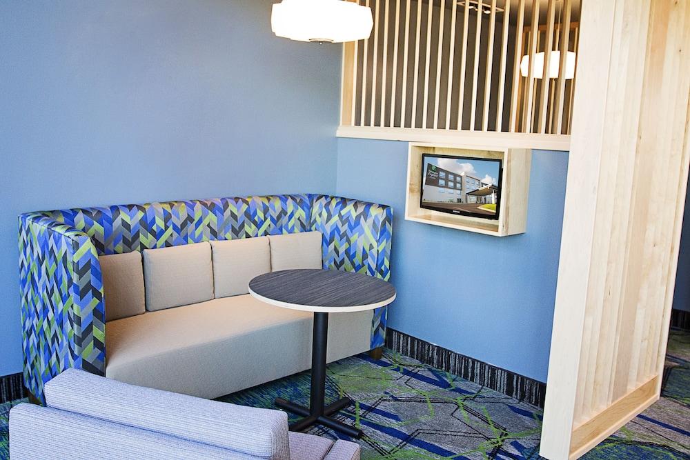 Holiday Inn Express & Suites Greenwood Mall By Ihg Экстерьер фото